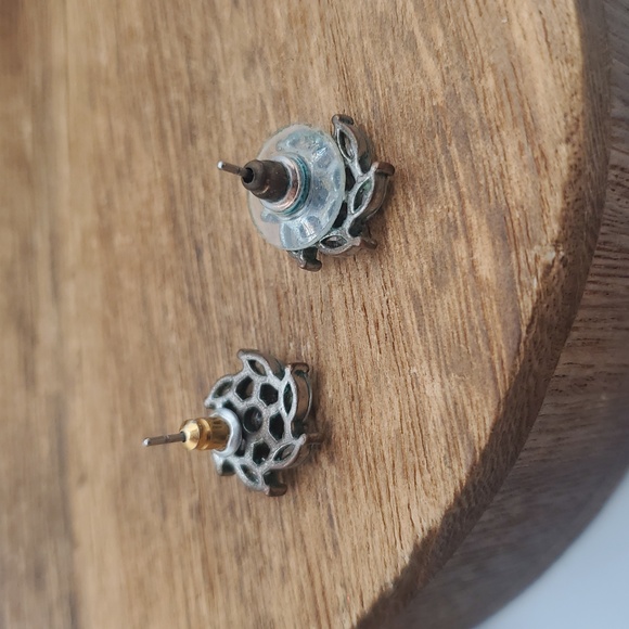 Icy Elegant Silver Floral Stud Earrings E776 - Picture 4 of 5